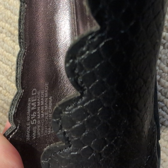 Black ballet flats with scalloped edges - Picture 3 of 3